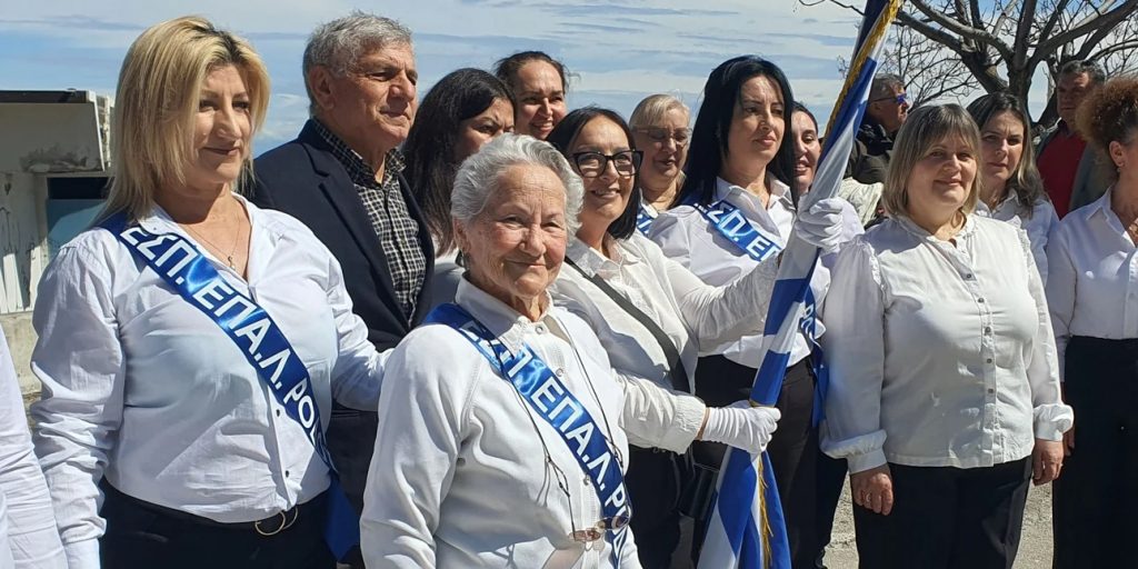 Ρόδος: Η 82χρονη κυρία Σοφία παρέλασε με τους συμμαθητές της για την 25η Μαρτίου και καταχειροκροτήθηκε – Φοιτά σε εσπερινό λύκειο