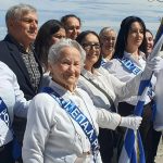Ρόδος: Η 82χρονη κυρία Σοφία παρέλασε με τους συμμαθητές της για την 25η Μαρτίου και καταχειροκροτήθηκε – Φοιτά σε εσπερινό λύκειο