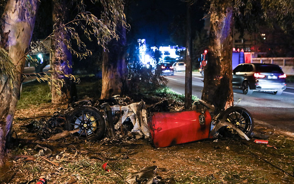 Βούλα: Οδηγός ταξί χάνει τη ζωή της σε σοβαρό τροχαίο στη Λεωφόρο Καραμανλή
