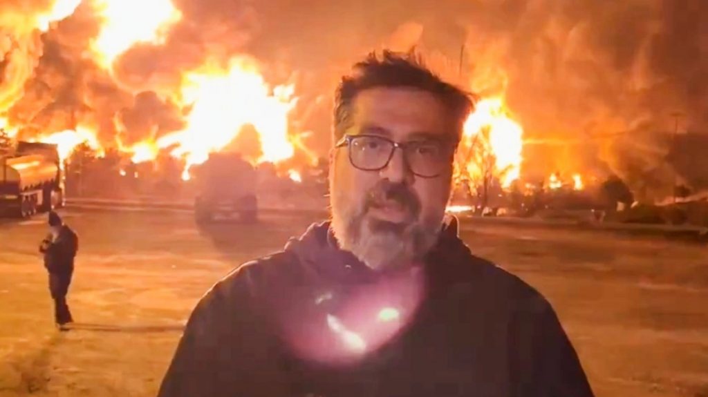 Κόλαση στην Τεχεράνη: Ιρανός ρεπόρτερ μεταδίδει ατάραχος μπροστά από φλεγόμενες εγκαταστάσεις πετρελαίου – Δείτε βίντεο