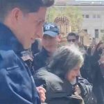Μαρινέλλα – Βίντεο τη  στιγμή που απομακρύνουν την Ελένη Λουκά από το λαϊκό προσκύνημα