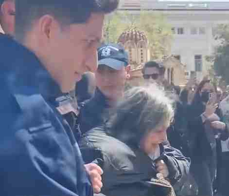 Μαρινέλλα – Βίντεο τη  στιγμή που απομακρύνουν την Ελένη Λουκά από το λαϊκό προσκύνημα