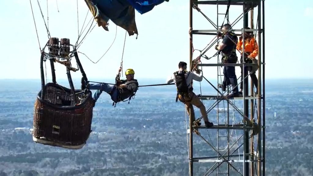Δραματική επιχείρηση διάσωσης στο Τέξας: Αερόστατο προσέκρουσε σε πύργο κινητής τηλεφωνία και οι επιβάτες κρέμονταν στα 300 μέτρα