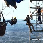 Δραματική επιχείρηση διάσωσης στο Τέξας: Αερόστατο προσέκρουσε σε πύργο κινητής τηλεφωνία και οι επιβάτες κρέμονταν στα 300 μέτρα