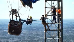 Δραματική επιχείρηση διάσωσης στο Τέξας: Αερόστατο προσέκρουσε σε πύργο κινητής τηλεφωνία και οι επιβάτες κρέμονταν στα 300 μέτρα