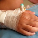 Μάχη για τη ζωή δίνει 7χρονο αγοράκι που τραυματίστηκε στο κεφάλι σε πάρκο στη Βέροια