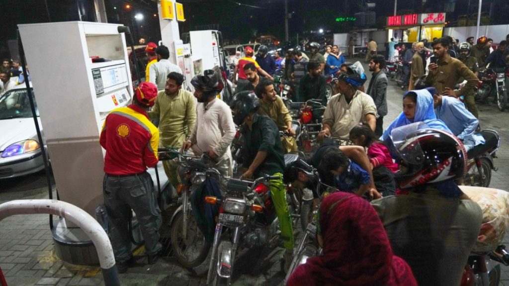 Ουρές στα πρατήρια καυσίμων στο Πακιστάν μετά την αύξηση 20% στις τιμές λόγω πολέμου στη Μέση Ανατολή