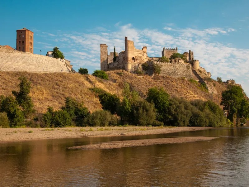 Κατάρρευση πύργου σε κάστρο στην Ισπανία – Οι επισκέπτες τρέχουν για τη ζωή τους