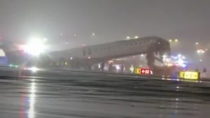 Τρομακτικό βίντεο: Η στιγμή της σύγκρουσης του αεροσκάφους της Air Canada Express με το πυροσβεστικό όχημα στο αεροδρόμιο LaGuardia