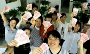 Αφεντικό δίνει 25 ευρώ στους υπαλλήλους για κάθε κιλό που χάνουν