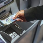 Νέος κατώτατος μισθός: Tα καθαρά ποσά, τα δώρα και οι τριετίες για τον άγαμο και τον έγγαμο μισθωτό, δείτε πίνακες
