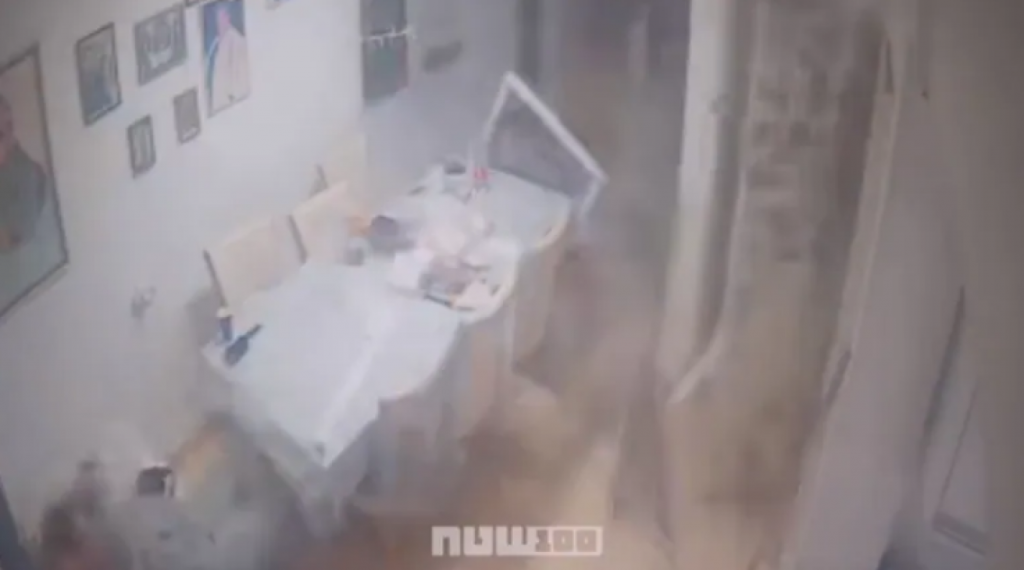 Η στιγμή που ιρανικός πύραυλος ταρακουνά σπίτια στη Ντιμόνα του Ισραήλ (βίντεο)