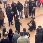 Ξεχωριστή στιγμή στο Ρέθυμνο: Πρόταση γάμου με το πτυχίο στο χέρι (Βίντεο)