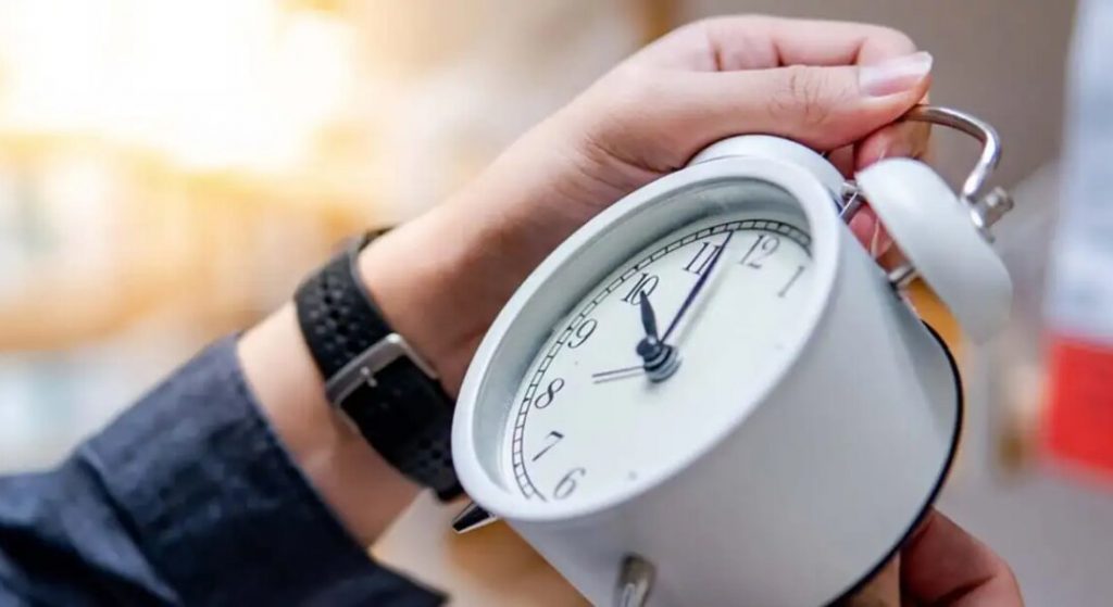 Αλλαγή ώρας 2026: Ποια Κυριακή του Μαρτίου πάμε τα ρολόγια μας μία ώρα μπροστά