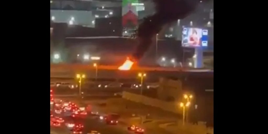 Ντουμπάι: Νεκρός οδηγός από θραύσματα ιρανικού πυραύλου  – Έπεσαν πάνω στο αυτοκίνητό του (βίντεο)