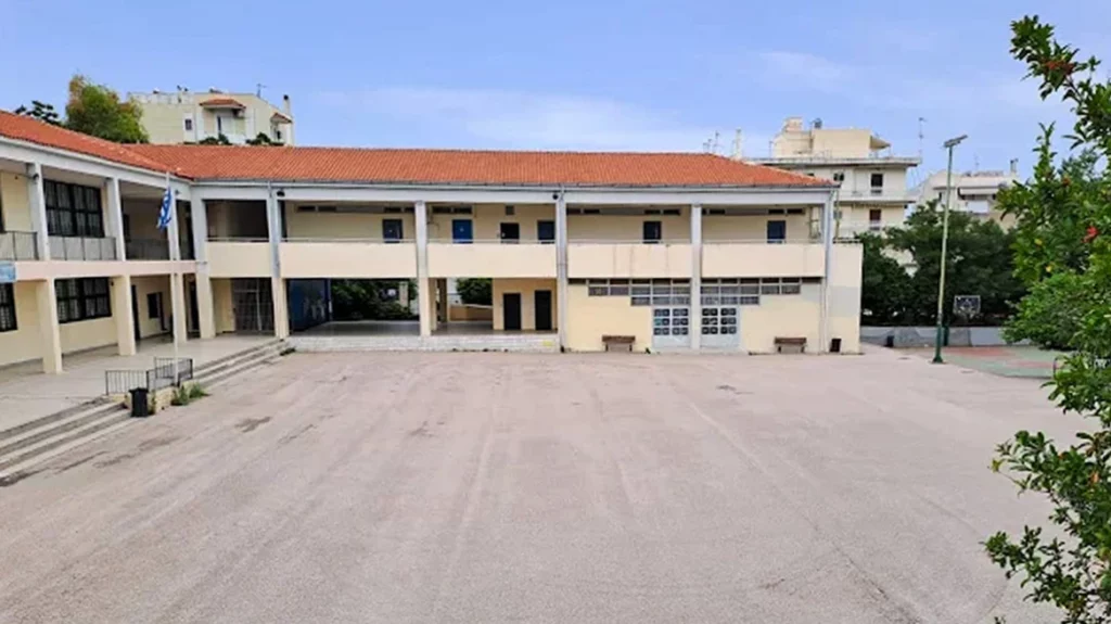 13χρονη μαθήτρια έπεσε από μπαλκόνι σχολείου στο Χαϊδάρι και νοσηλεύεται διασωληνωμένη σε ΜΕΘ