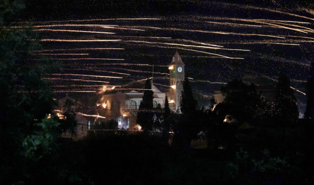 Ρουκετοπόλεμος στη Χίο: Εντυπωσιακές εικόνες από την Ανάσταση με χιλιάδες ρουκέτες