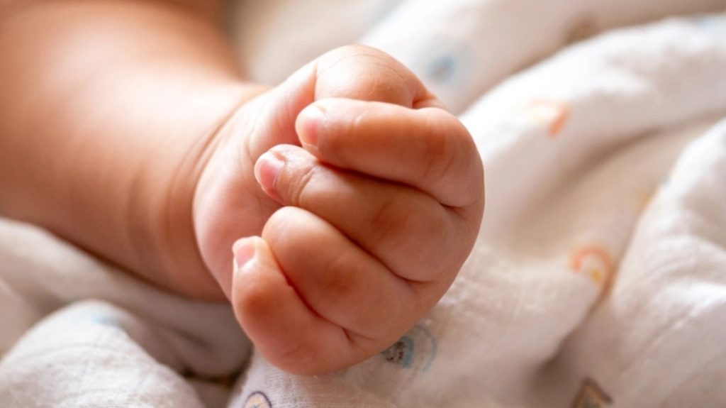 Φρικτή υπόθεση στην Ελλάδα: Γονείς δάγκωναν και χτυπούσαν το 10 μηνών κοριτσάκι τους – Το παιδί νοσηλεύεται σε κρίσιμη κατάσταση