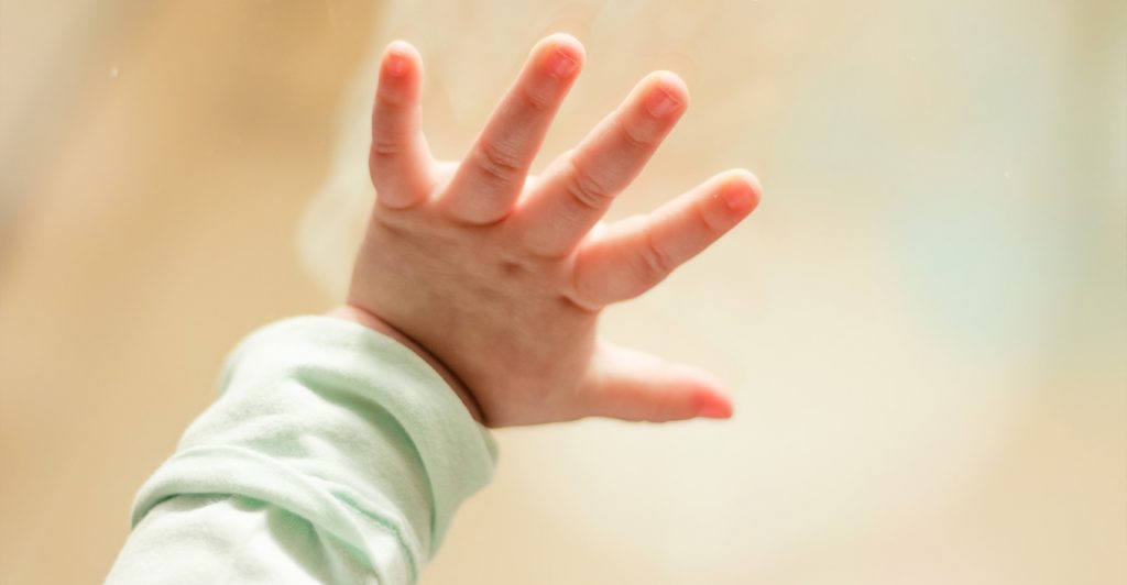 Φρίκη στον Πύργο: Για τουλάχιστον τρεις μήνες έκαιγαν και δάγκωναν το 10 μηνών κοριτσάκι