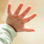 Φρίκη στον Πύργο: Για τουλάχιστον τρεις μήνες έκαιγαν και δάγκωναν το 10 μηνών κοριτσάκι