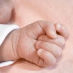 Αίγινα: «Οι γονείς είναι απαρηγόρητοι» για το κοριτσάκι που πνίγηκε με τσουρέκι και πέθανε
