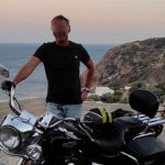 «Κοιμόμουν στο σαλόνι, δεν ξέρω ποιος τους σκότωσε»: Τι ισχυρίζεται ο συλληφθέντας για το βράδυ του διπλού φονικού στο Αίγιο