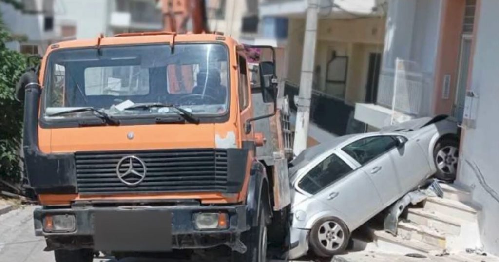 Τροχαίο στην Ηλιούπολη: Νέες εικόνες και μαρτυρίες από το «τρελό» φορτηγό – Αυτοκίνητο «καρφώθηκε» στην είσοδο πολυκατοικίας