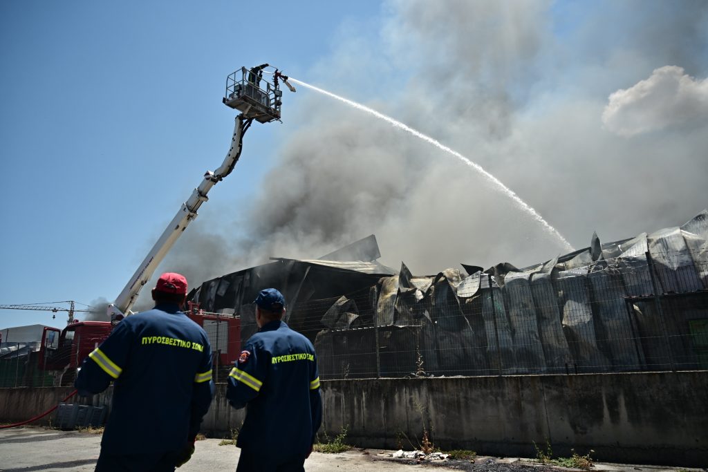 Η Πυροσβεστική απέτρεψε επέκταση της φωτιάς σε γειτονικά κτίρια