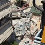 Πετράλωνα: «Η μητέρα μου είδε ρωγμή, κάλεσε τη μηχανικό της και εκκένωσαν», λέει η κόρη ενοίκου της πολυκατοικίας που κατέρρευσε
