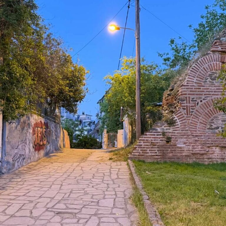 Απρόσμενο σκηνικό στο Pride της Θεσσαλονίκης: Ρασοφόρος ξάπλωσε μπροστά σε άρμα φωνάζοντας «μετανοείτε»
