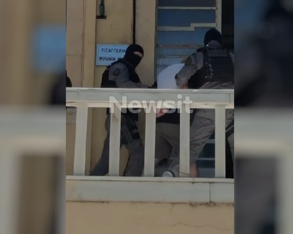 Εξαφάνιση Σταυρούλας Λεβεντάκη: Η στιγμή που ο Σκοπιανός ενοικιαστής οδηγείται στον εισαγγελέα για τα 13 δενδρύλλια