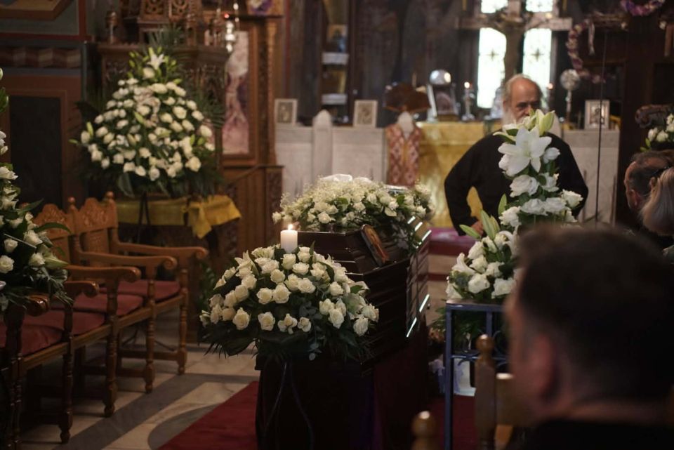 Μαίρη Λίντα: Πλήθος κόσμου για το τελευταίο αντίο – Κατάμεστος ο ναός Αγίου Ανδρέα στο Γηροκομείο