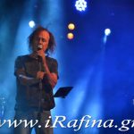 Ο Βασίλης Παπακωνσταντίνου διέκοψε τη συναυλία στο Ηράκλειο λόγω των καπνογόνων – «Δύο άνθρωποι κάηκαν εδώ δίπλα μας»