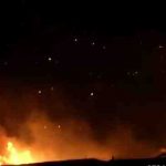 Ωραιόκαστρο: Ολονύχτια μάχη με τις φλόγες σε περιοχή με σπίτια κι εργοστάσια – Ισχυροί άνεμοι και εκρήξεις, εκκενώθηκε το Ίδρυμα Χρόνιων Παθήσεων «Άγιος Παντελεήμονας»