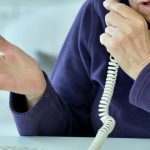 «Θα σε σκοτώσουμε αν δεν πληρώσεις»: Η νέα τηλεφωνική τρομοκρατία που στοχεύει ηλικιωμένους – Πώς στήνουν την παγίδα οι απατεώνες