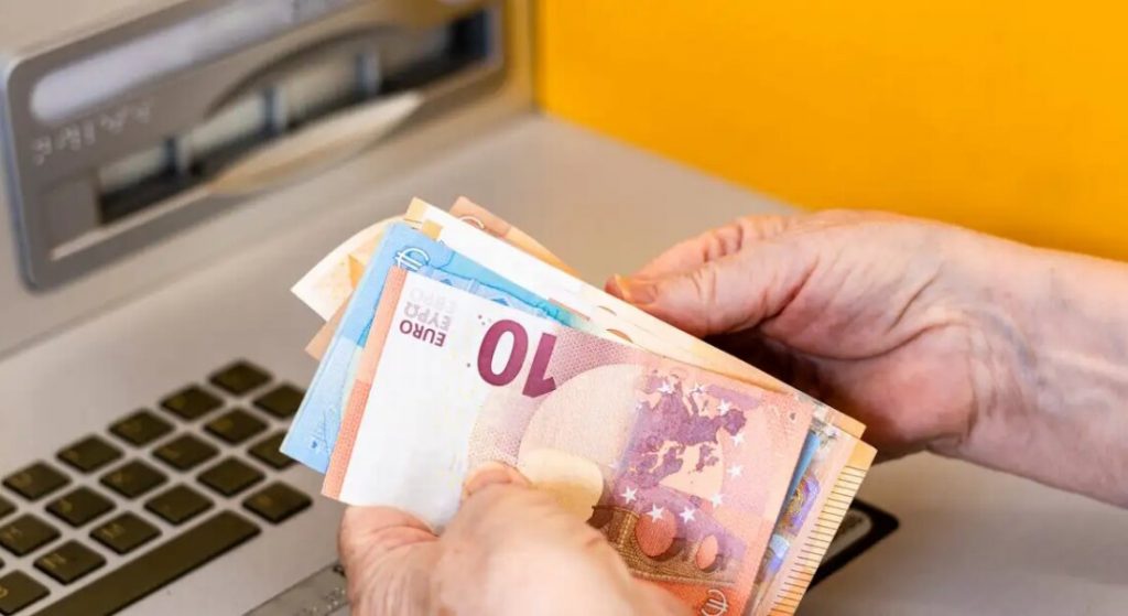 Συντάξεις χηρείας: Καταργούνται οι περικοπές μετά την τριετία – Ποιοι θα δουν αυξήσεις έως και 100%