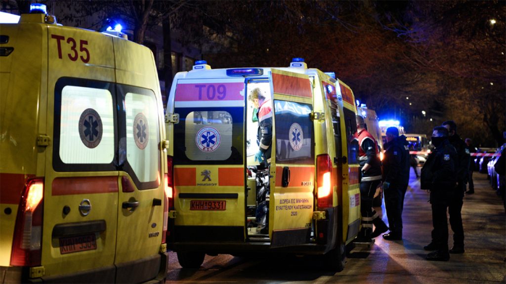 Σοκ στη Λαμία: Μητέρα κρατούσε στην αγκαλιά της πάνω από ένα 24ωρο τον νεκρό γιο της