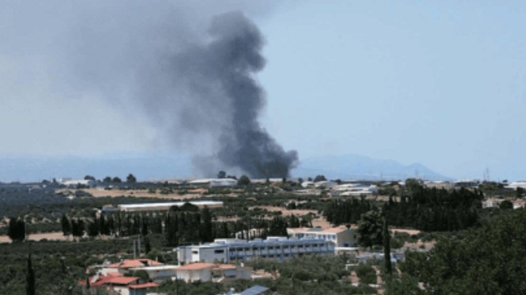 Μεγάλη πυρκαγιά σε εργοστάσιο στην Κόρινθo: Προηγήθηκε έκρηξη – Ανασύρθηκε μια σορός (βίντεο)