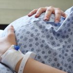 «Με πίεζε να κάνω άμβλωση»: Συγκλονίζει η 37χρονη που έχασε το μωρό μετά τον ξυλοδαρμό από τον πρώην σύντροφό της