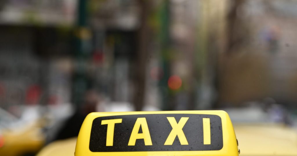 Γυναίκα γέννησε μέσα σε ταξί στο δρόμο για το μαιευτήριο: «Βοηθήσαμε τη ζωή και αφήσαμε το μαύρο πίσω» λέει ο οδηγός