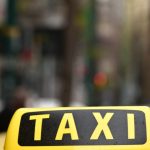 Γυναίκα γέννησε μέσα σε ταξί στο δρόμο για το μαιευτήριο: «Βοηθήσαμε τη ζωή και αφήσαμε το μαύρο πίσω» λέει ο οδηγός