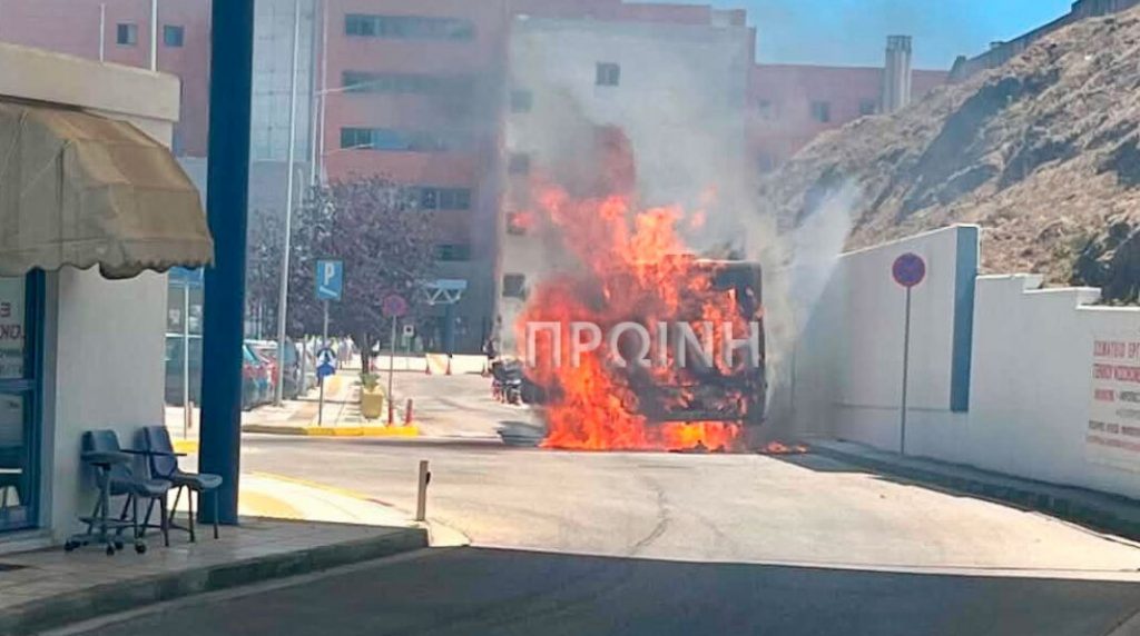 Καβάλα: Φωτιά σε λεωφορείο μέσα στο πάρκινγκ του Γενικού Νοσοκομείου