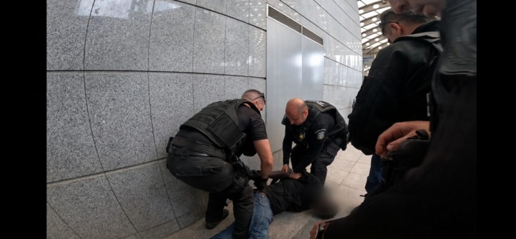 Άνδρας μπήκε μέσα στο τούνελ του Μετρό της Αθήνας και φώναζε «Αλλάχ Άκμπαρ» – Συνεπλάκη με αστυνομικούς και τελικά συνελήφθη