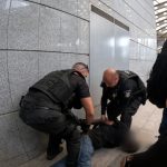 Άνδρας μπήκε μέσα στο τούνελ του Μετρό της Αθήνας και φώναζε «Αλλάχ Άκμπαρ» – Συνεπλάκη με αστυνομικούς και τελικά συνελήφθη