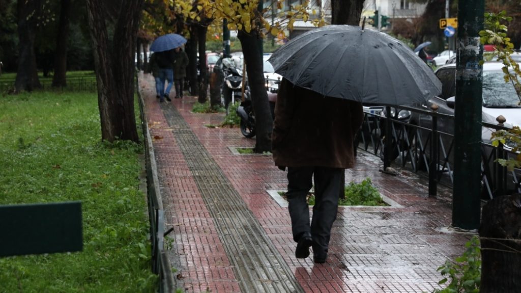 Καιρός αύριο: Καταιγίδες, κεραυνοί, χαλάζι και μικρή πτώση της θερμοκρασίας