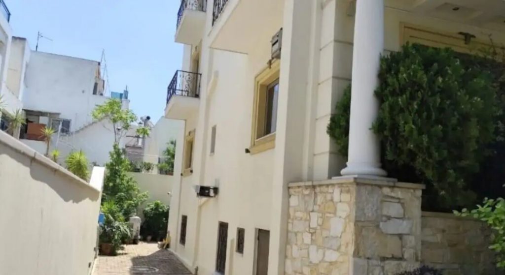 Χαλάνδρι: «Ο 17χρονος και ο φίλος του πήραν αλκοόλ με πλαστό δίπλωμα, ήταν τόσο μεθυσμένος που δεν τον είδε να πέφτει από το μπαλκόνι» λέει εργαζόμενη στο ξενοδοχείο
