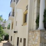 Χαλάνδρι: «Ο 17χρονος και ο φίλος του πήραν αλκοόλ με πλαστό δίπλωμα, ήταν τόσο μεθυσμένος που δεν τον είδε να πέφτει από το μπαλκόνι» λέει εργαζόμενη στο ξενοδοχείο