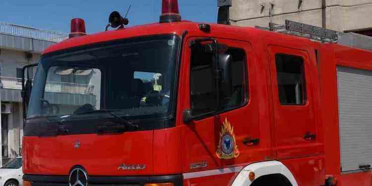 Πανικός σε πολυκατοικία από φωτιά σε μηχανή και δύο ΙΧ – Απεγκλωβίστηκαν 3 ένοικοι
