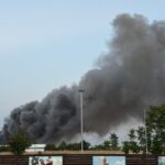 Μεγάλη φωτιά σε εργοστάσιο πλαστικών στη Λάρισα με πυκνούς καπνούς