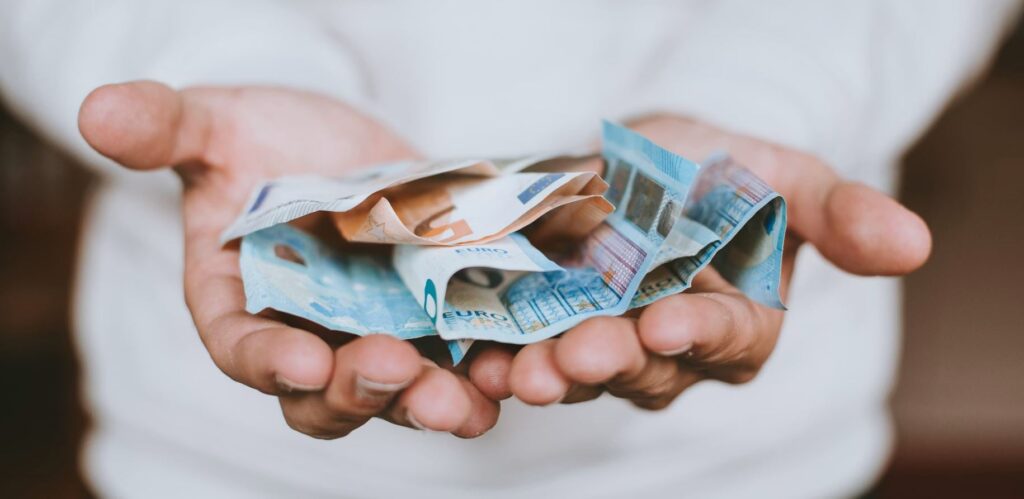 Πληρωμές άνω των 2,48 δισ. ευρώ σε συνταξιούχους και δικαιούχους